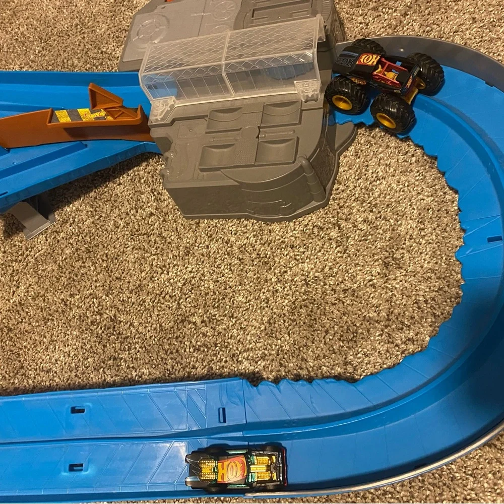 Hot Wheels Monster Trucks Scorpion String Raceway Track Set - Picture 4 of 8